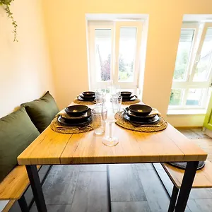 Stylische Zentrale Mit Küche Und Parkplatz In Seitenstraße Apartment